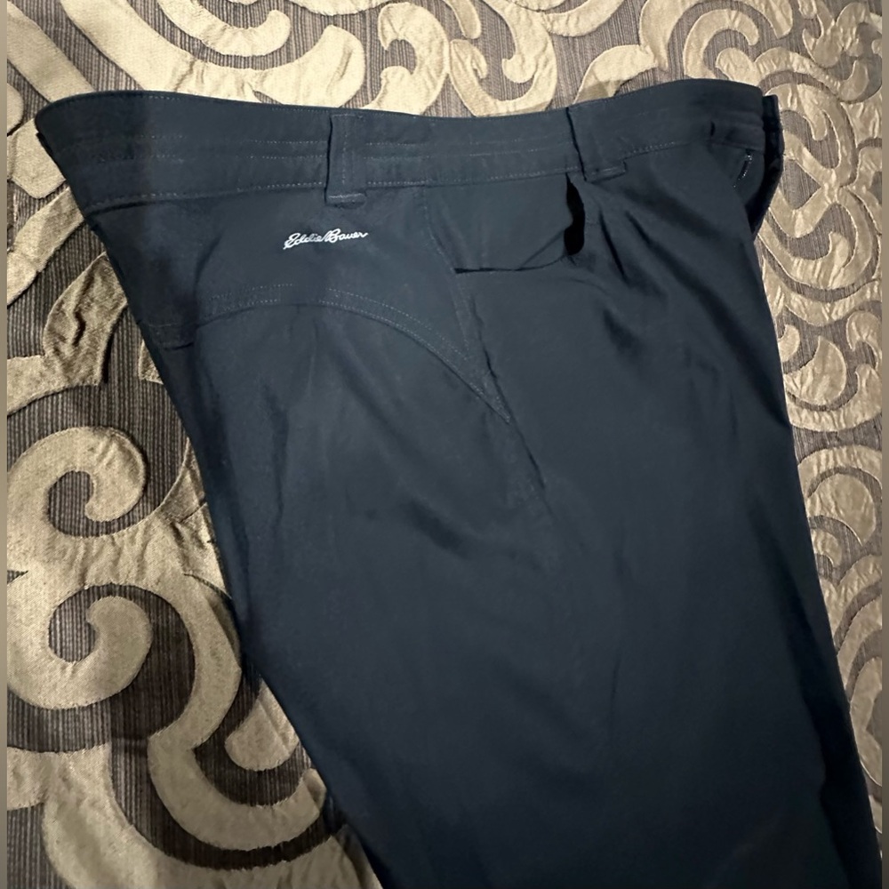 Eddie Bauer Women's Black Cargo Capri’s